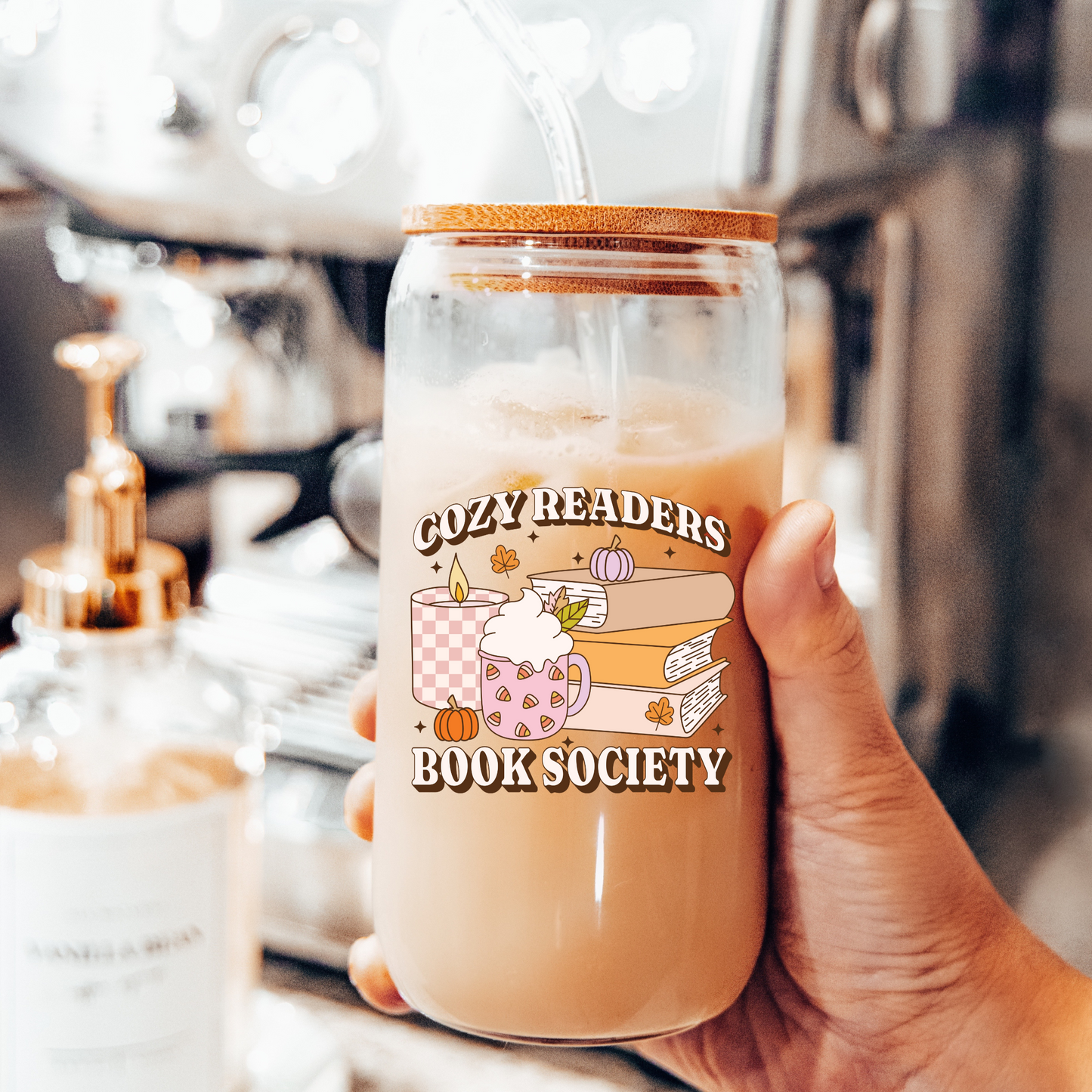 Handgemachtes Glas mit Herbst-Print, Teil der Cozy Mystery Book Box. Perfekt für Kaffee, Tee oder Iced Latte.