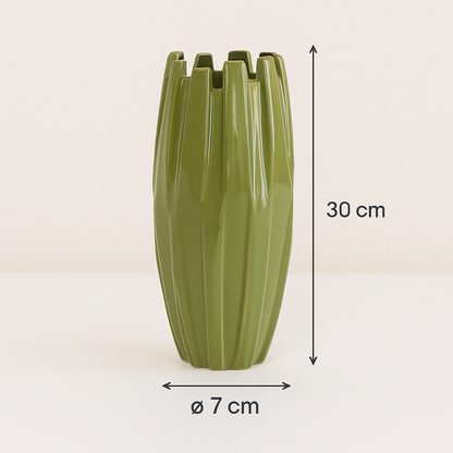 Designvase Green Glow – hohe Keramikvase in Lindgrün (30 cm)